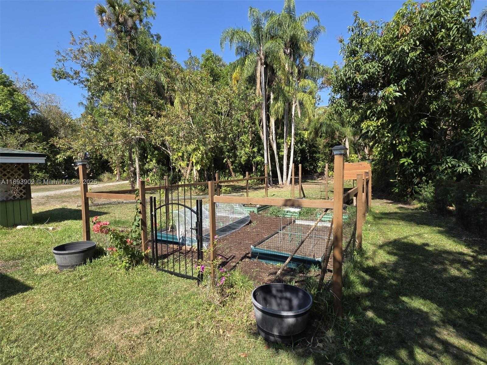 Small Image of 671 LIVE OAK LN, La Belle Number 56