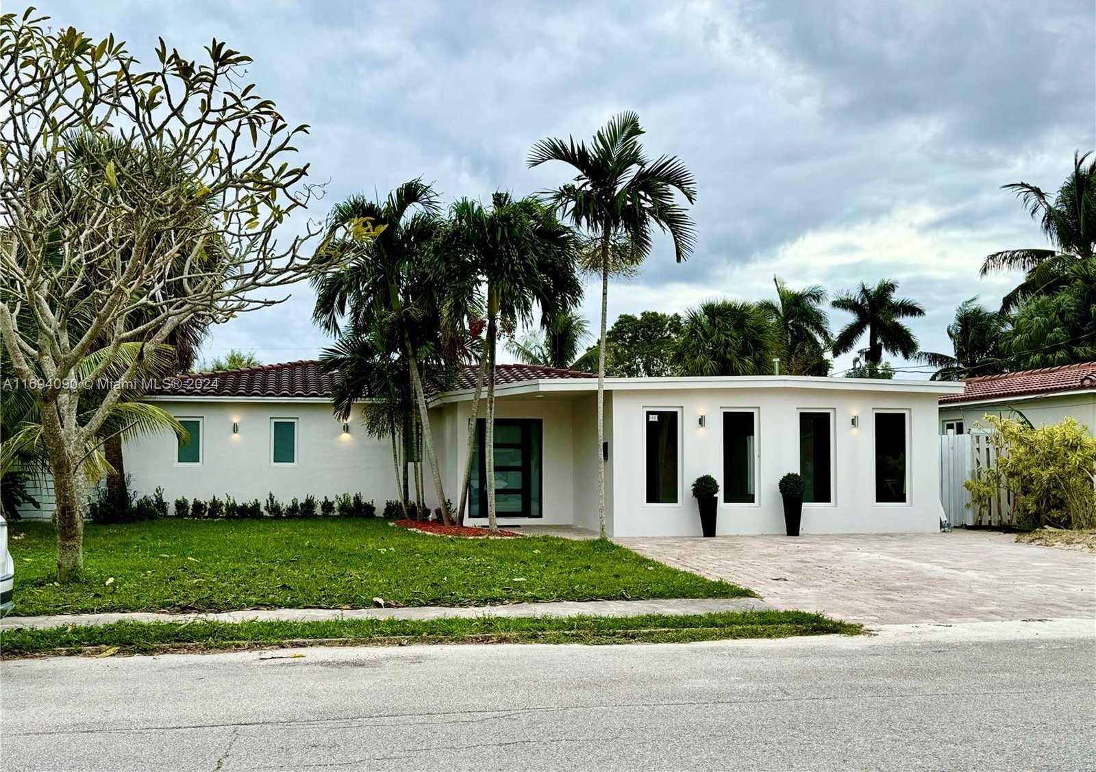 Small Image of 1012 TANGELO ISLE, Fort Lauderdale Number 2