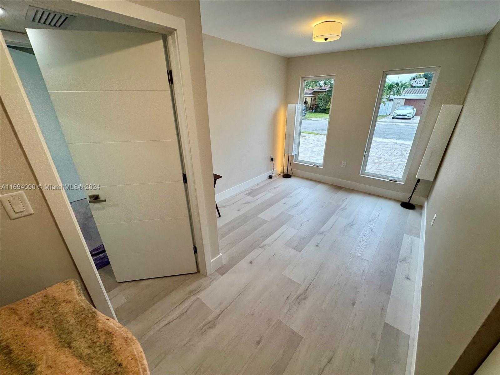 Small Image of 1012 TANGELO ISLE, Fort Lauderdale Number 28