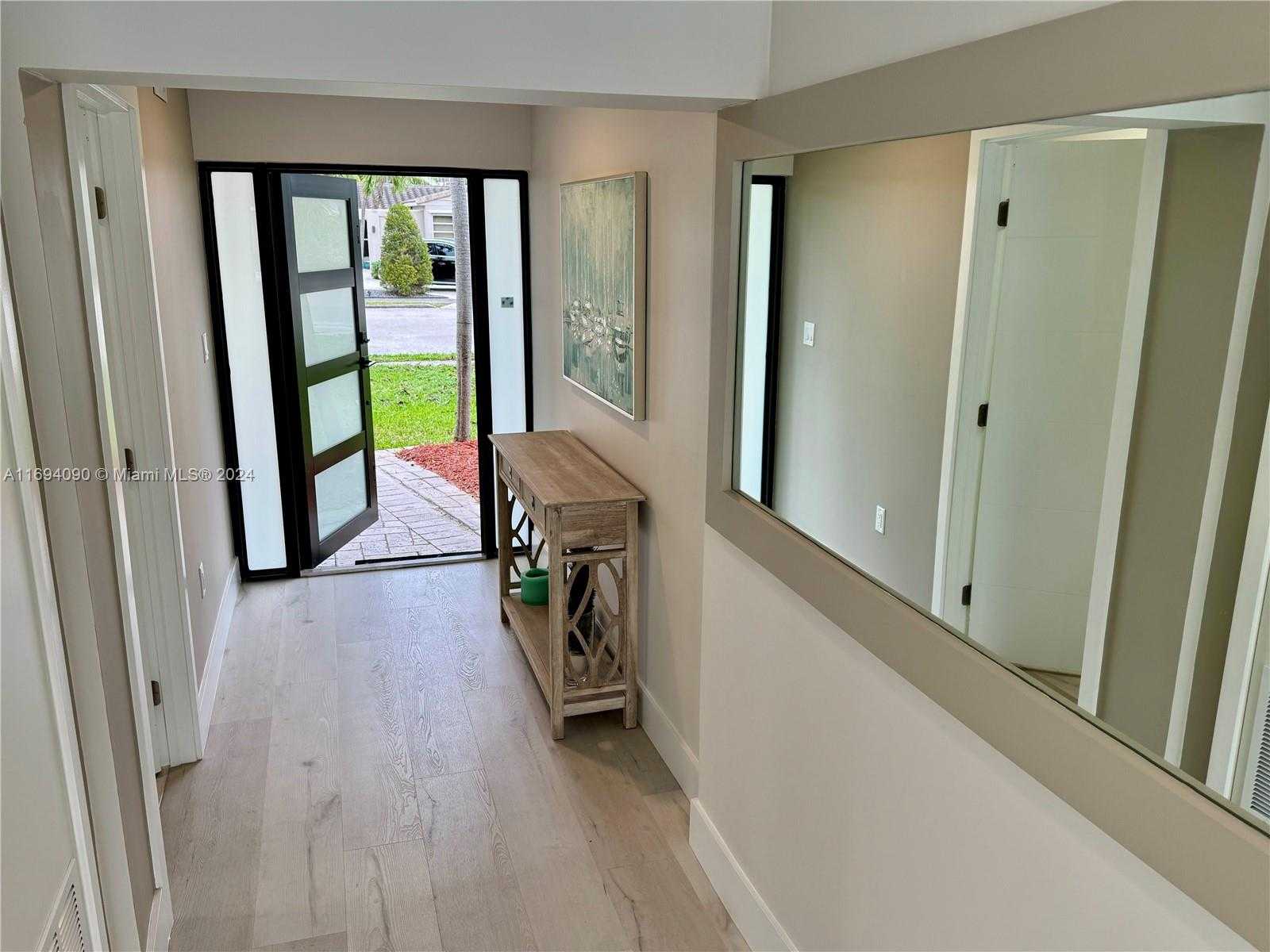 Small Image of 1012 TANGELO ISLE, Fort Lauderdale Number 5