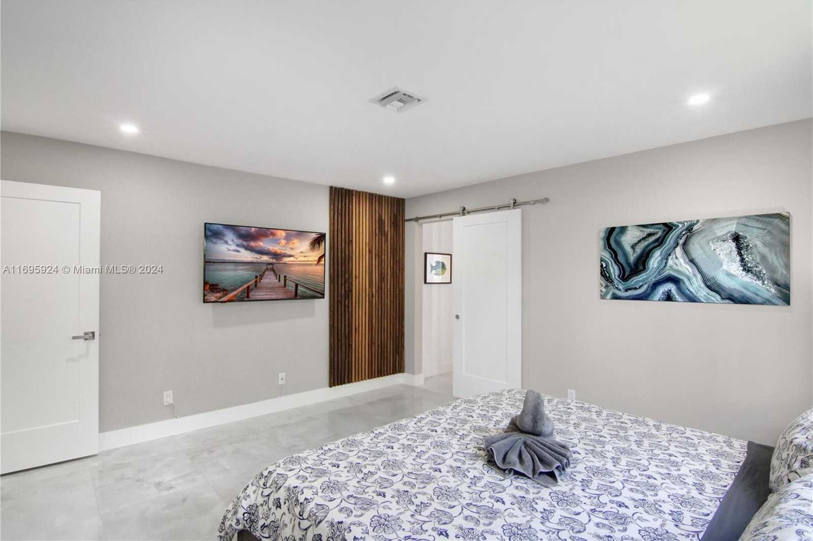Small Image of Hollywood Number 21