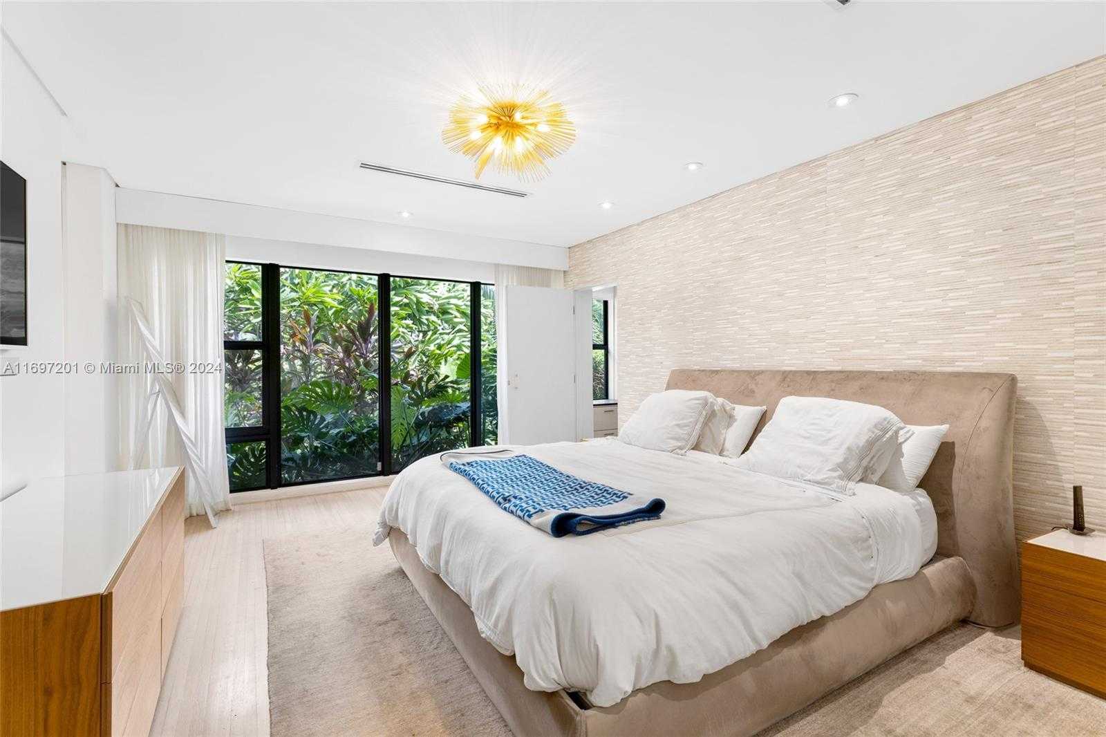 Small Image of 6420 PINETREE DRIVE CIR, Miami Beach Number 11