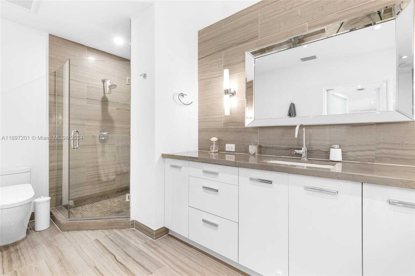 Small Image of 6420 PINETREE DRIVE CIR, Miami Beach Number 16