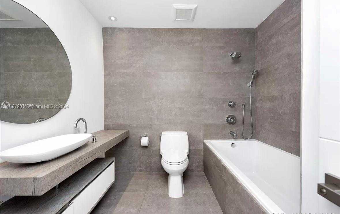 Small Image of 6420 PINETREE DRIVE CIR, Miami Beach Number 18