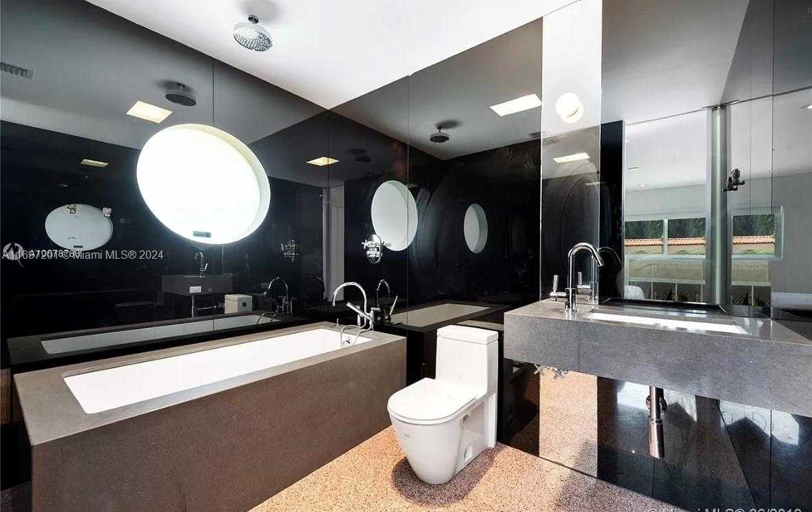 Small Image of 6420 PINETREE DRIVE CIR, Miami Beach Number 21