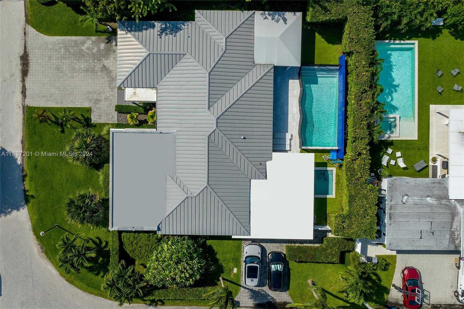 Small Image of 6420 PINETREE DRIVE CIR, Miami Beach Number 4