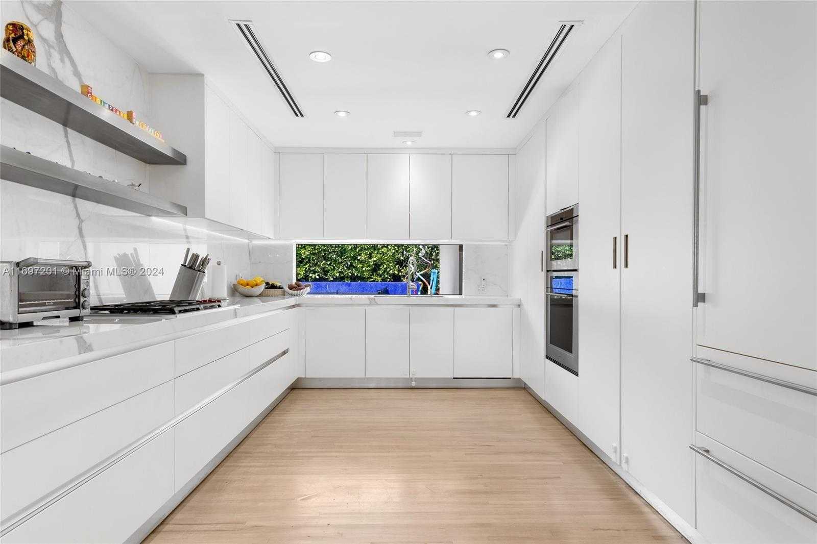 Small Image of 6420 PINETREE DRIVE CIR, Miami Beach Number 7