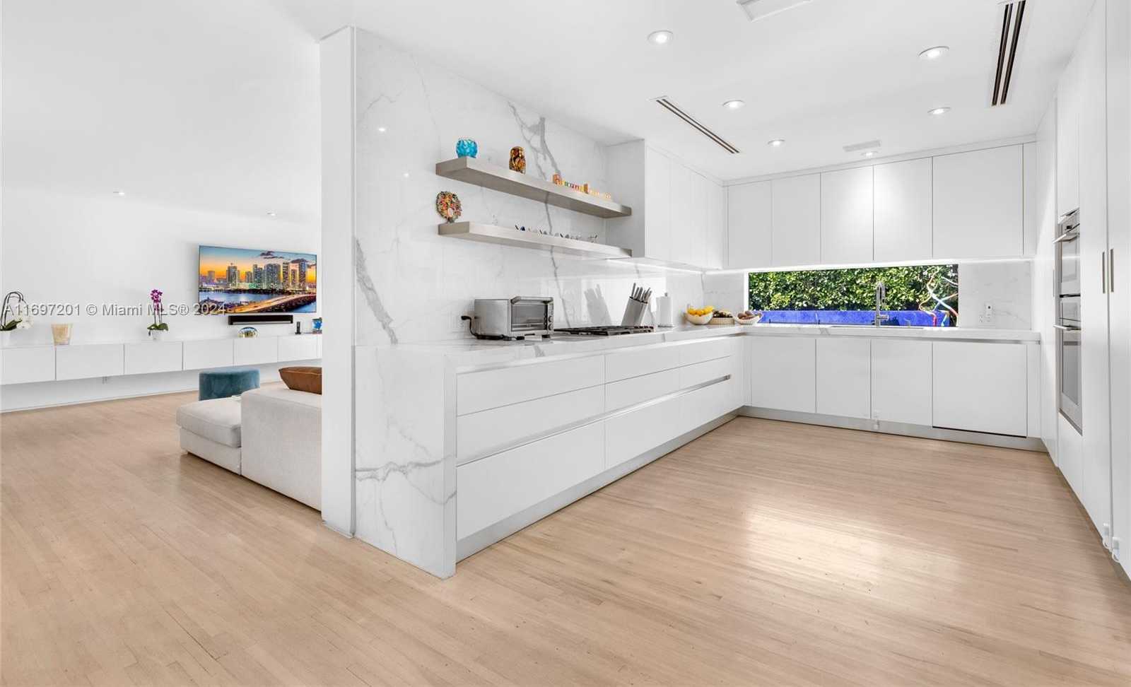 Small Image of 6420 PINETREE DRIVE CIR, Miami Beach Number 8
