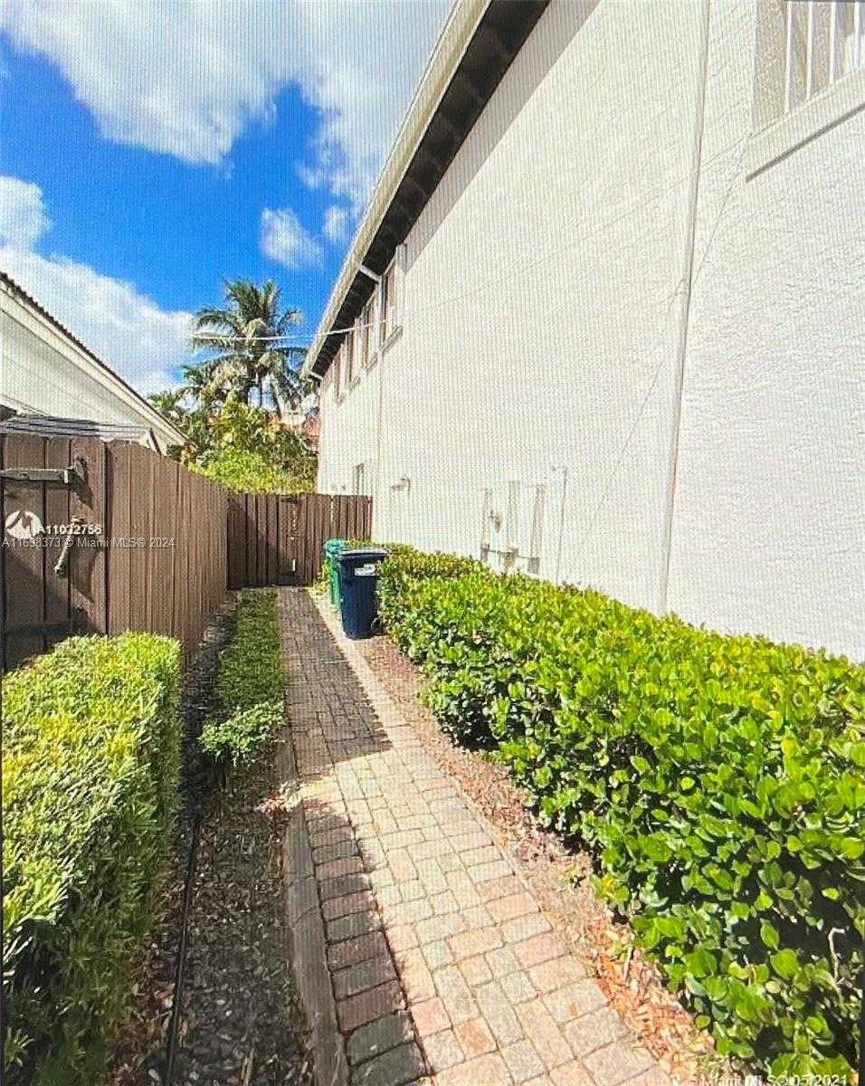 Small Image of 11161 NORTH WEST 71ST ST, Doral Number 19