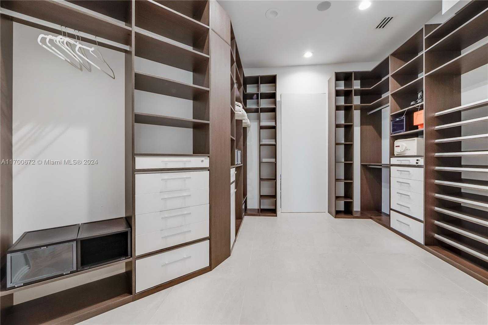 Small Image of 13693 DEERING BAY DR, Coral Gables Number 30