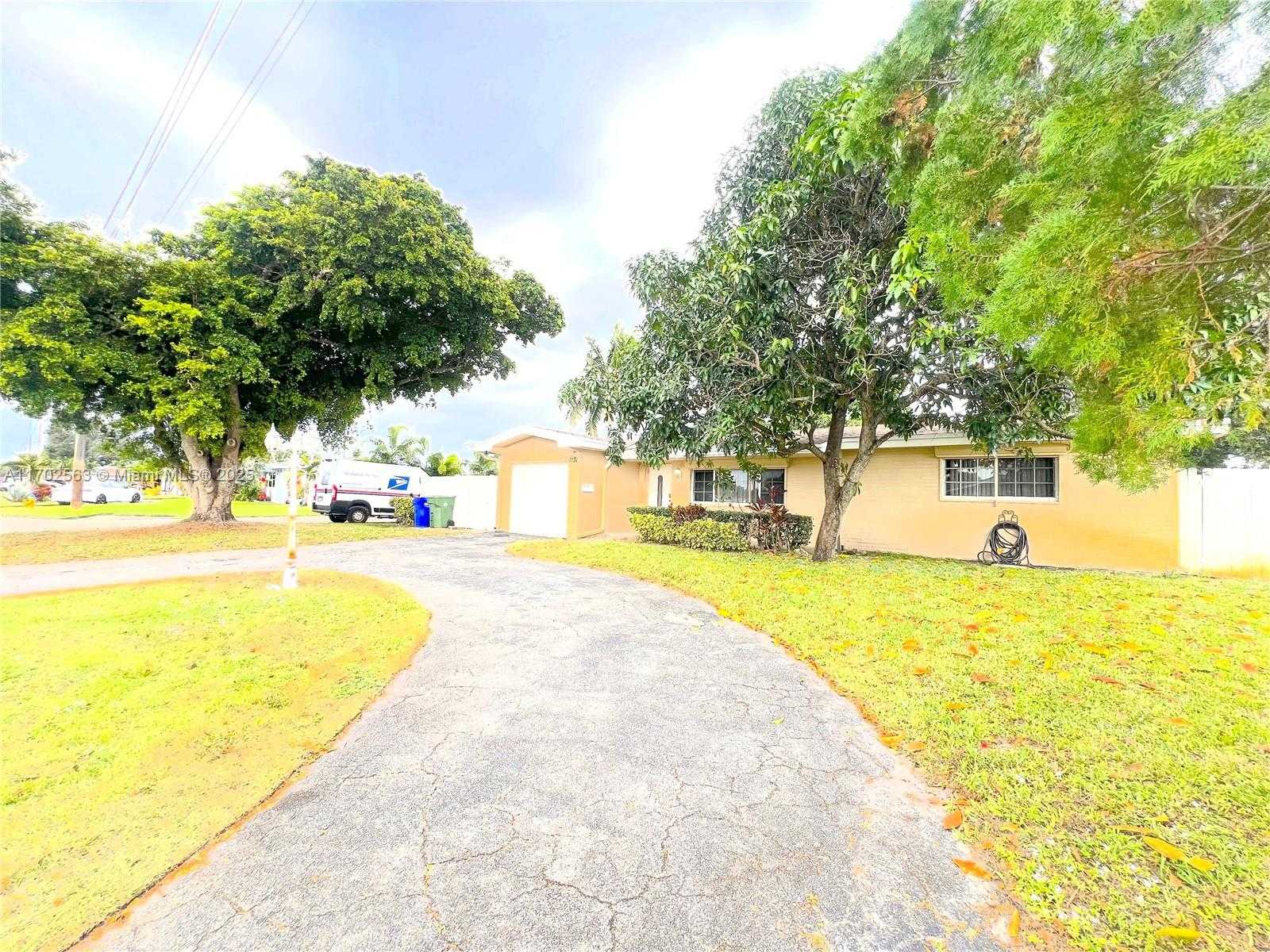 Small Image of 1131 NORTH WEST 85TH WAY, Pembroke Pines Number 19