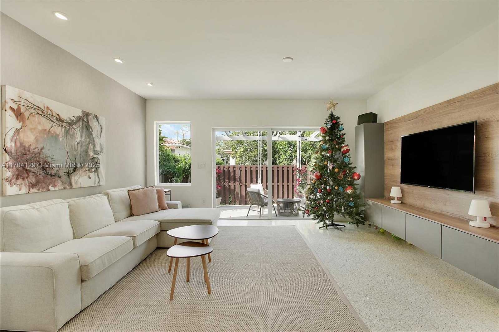 Small Image of 9008 DICKENS AVE, Surfside Number 10