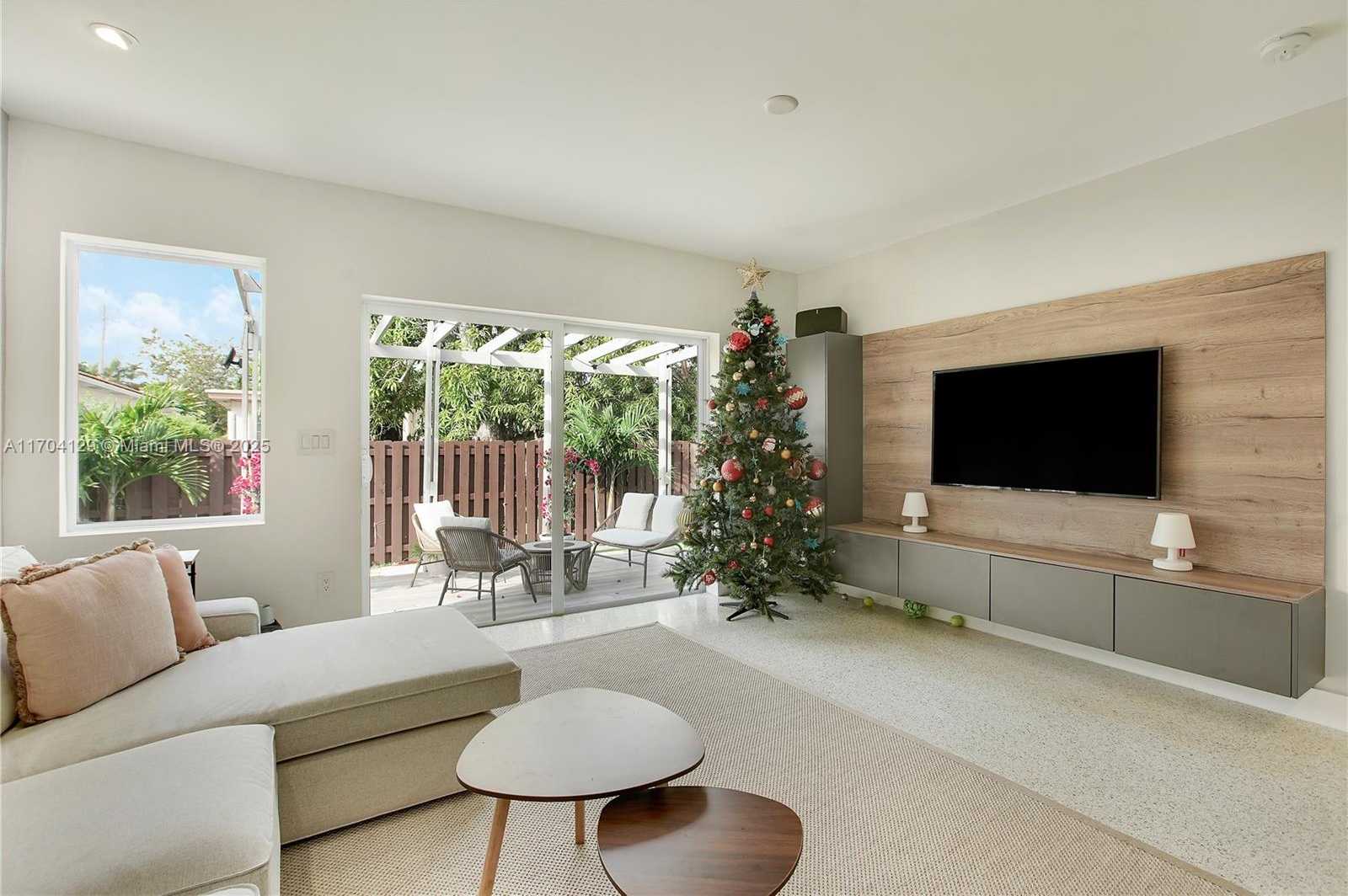 Small Image of 9008 DICKENS AVE, Surfside Number 11