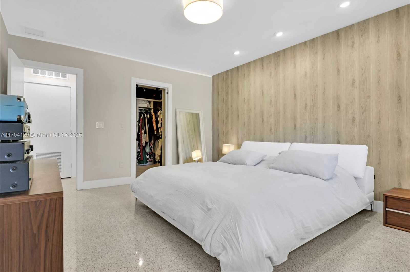 Small Image of 9008 DICKENS AVE, Surfside Number 15