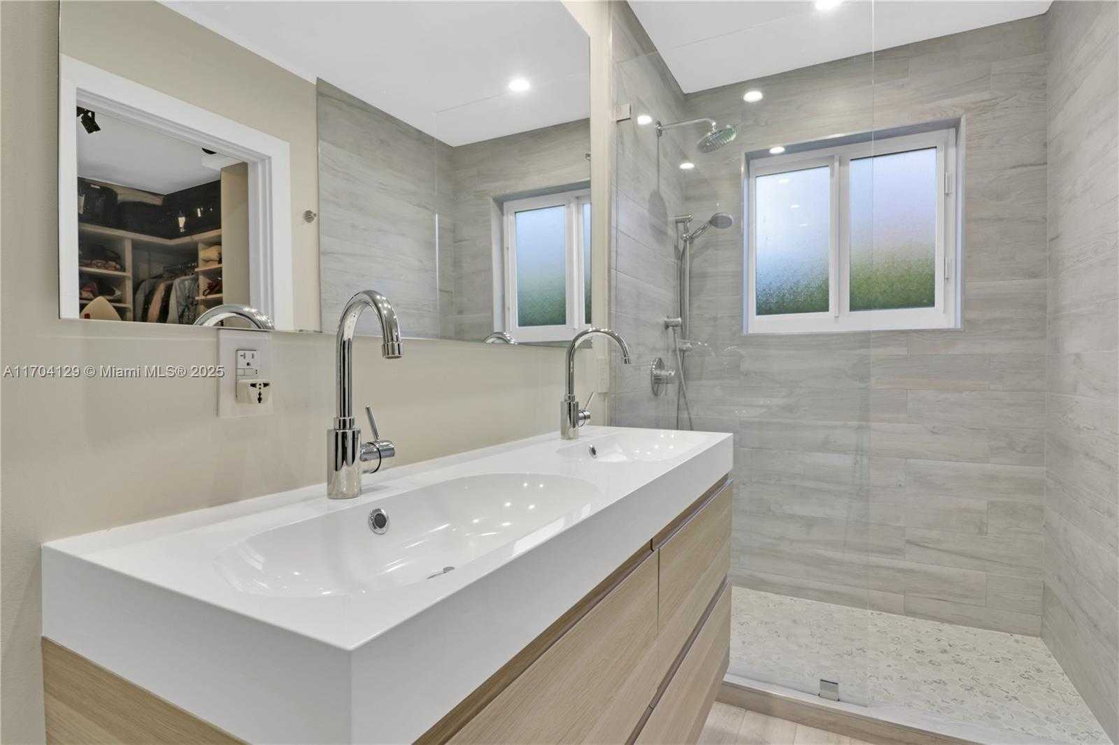 Small Image of 9008 DICKENS AVE, Surfside Number 19