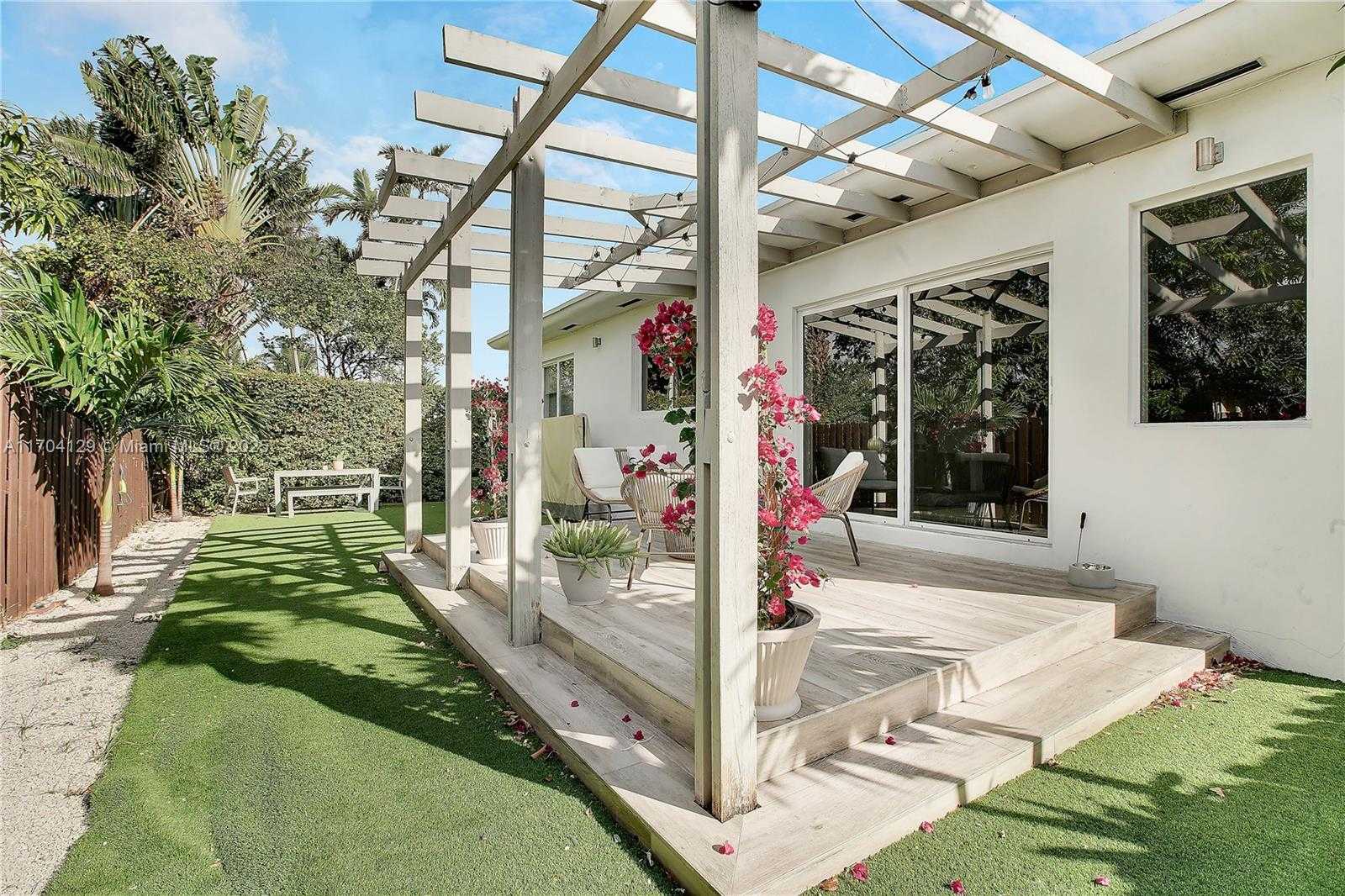 Small Image of 9008 DICKENS AVE, Surfside Number 24