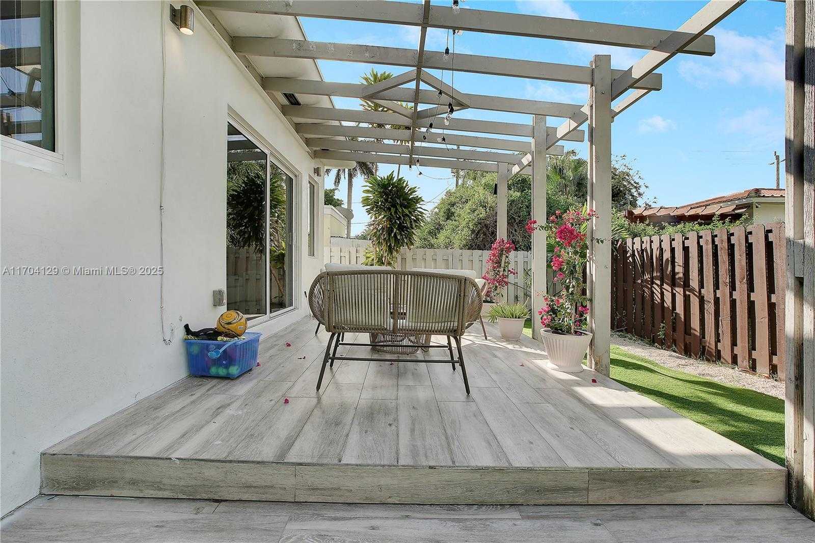 Small Image of 9008 DICKENS AVE, Surfside Number 26