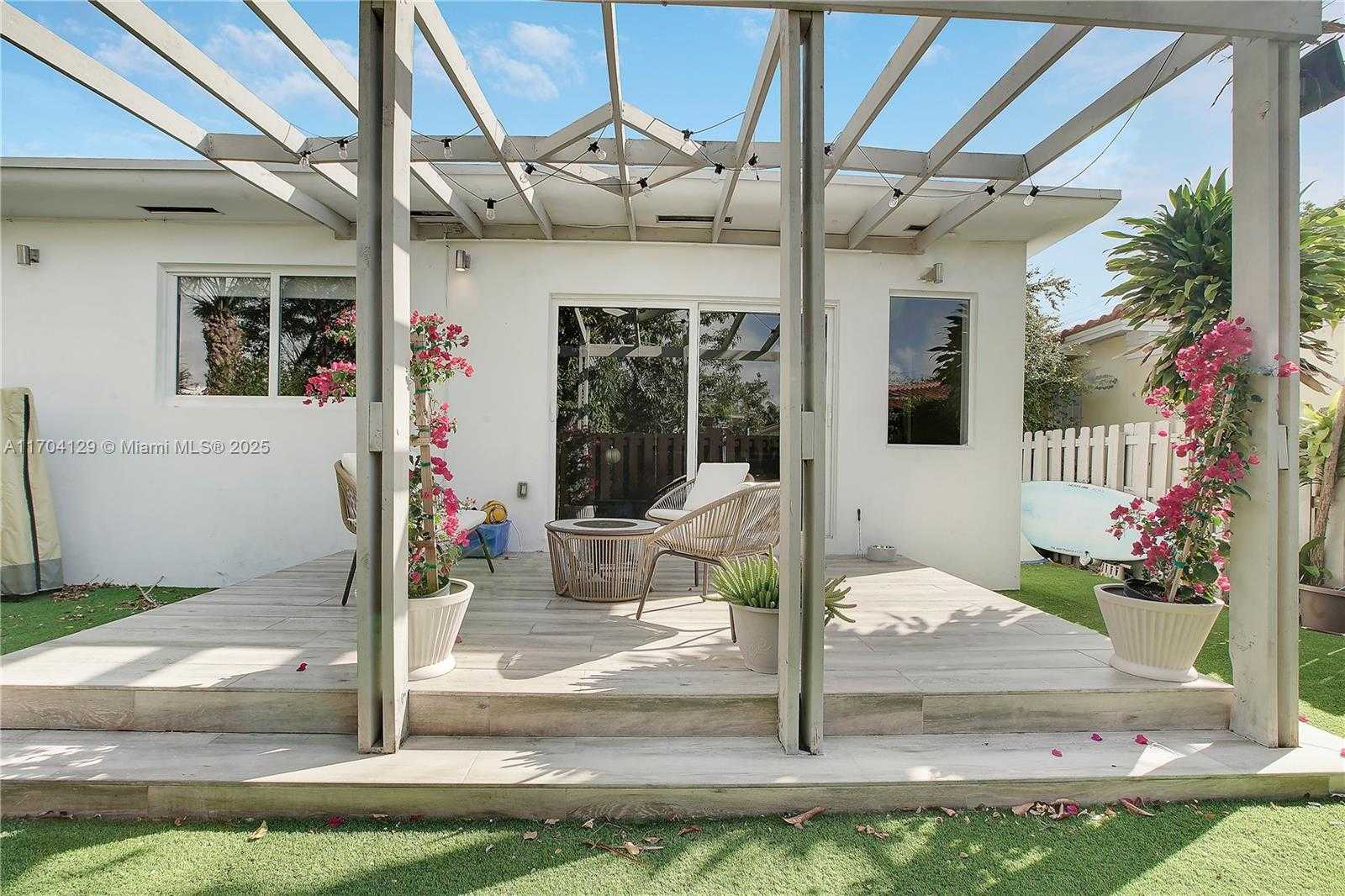 Small Image of 9008 DICKENS AVE, Surfside Number 27