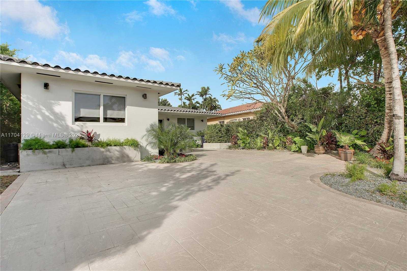 Small Image of 9008 DICKENS AVE, Surfside Number 28