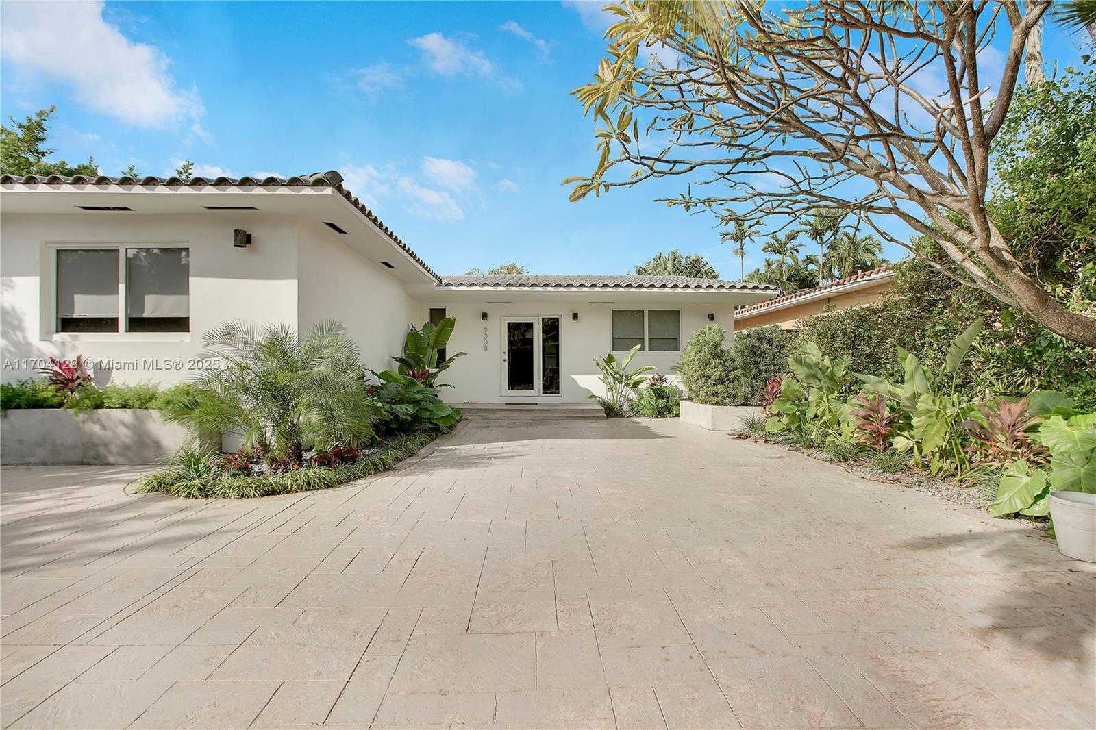 Small Image of 9008 DICKENS AVE, Surfside Number 29