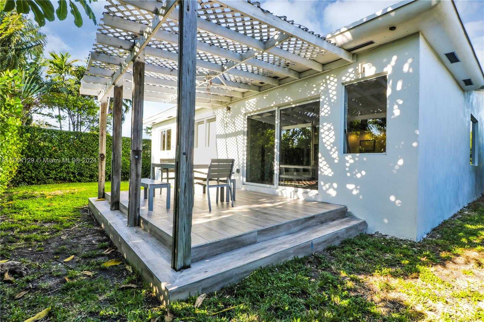Small Image of 9008 DICKENS AVE, Surfside Number 31
