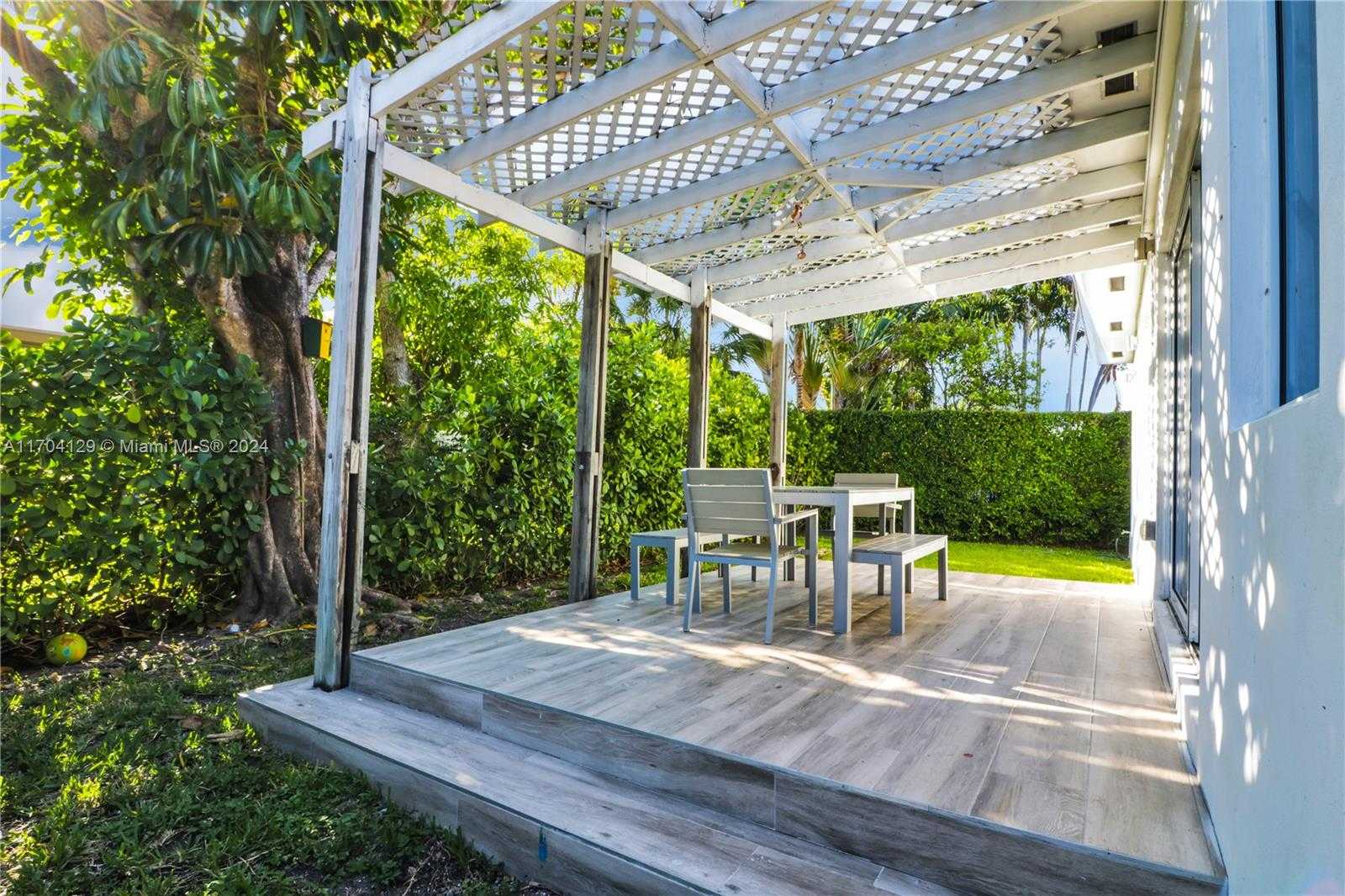 Small Image of 9008 DICKENS AVE, Surfside Number 32