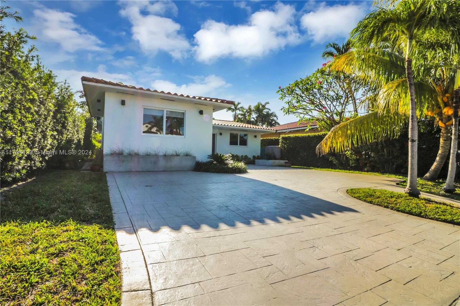 Small Image of 9008 DICKENS AVE, Surfside Number 34
