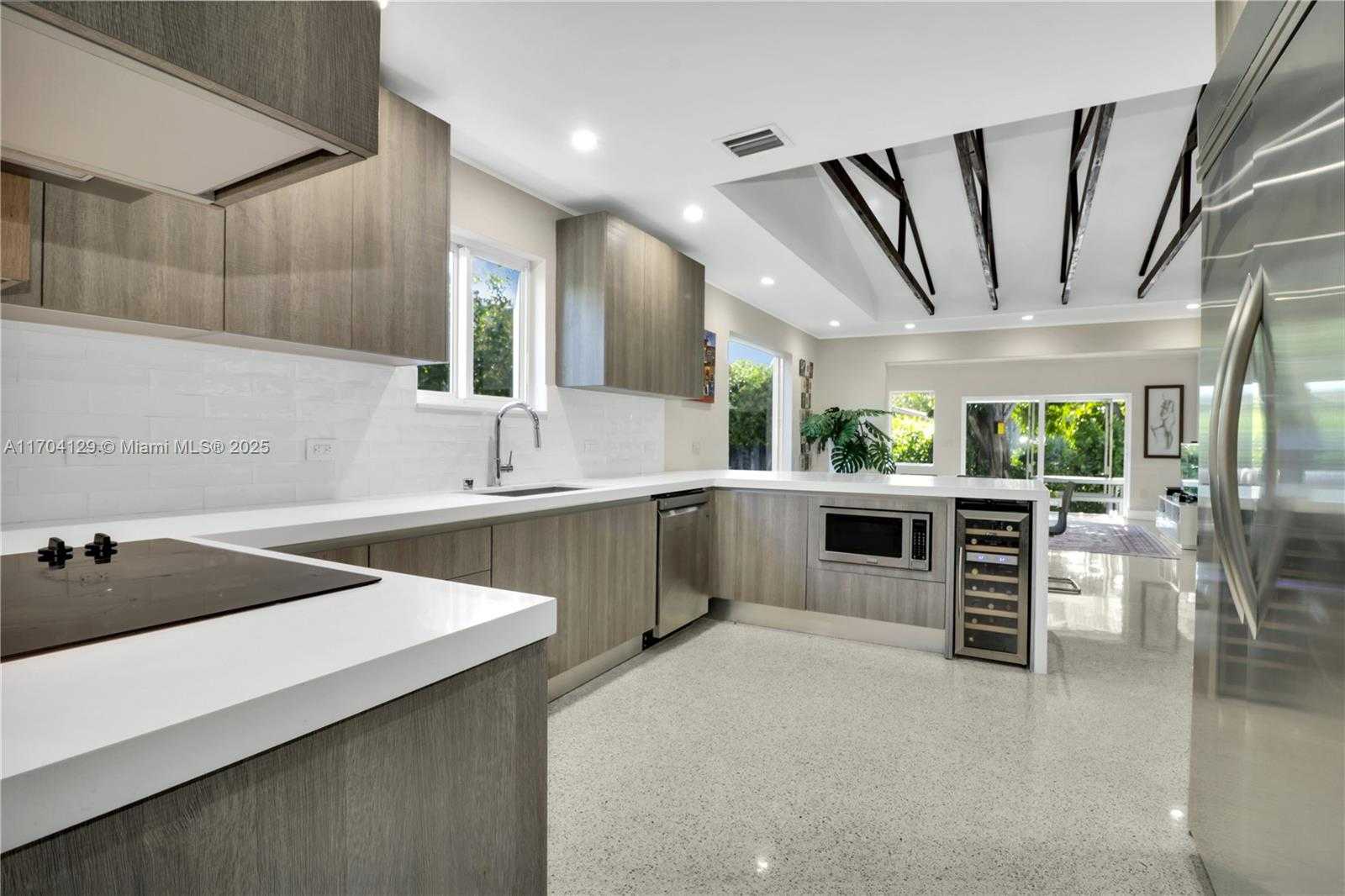 Small Image of 9008 DICKENS AVE, Surfside Number 7