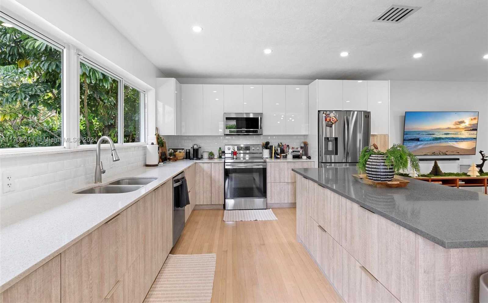 Small Image of 10601 NORTH EAST 2ND AVE, Miami Shores Number 13