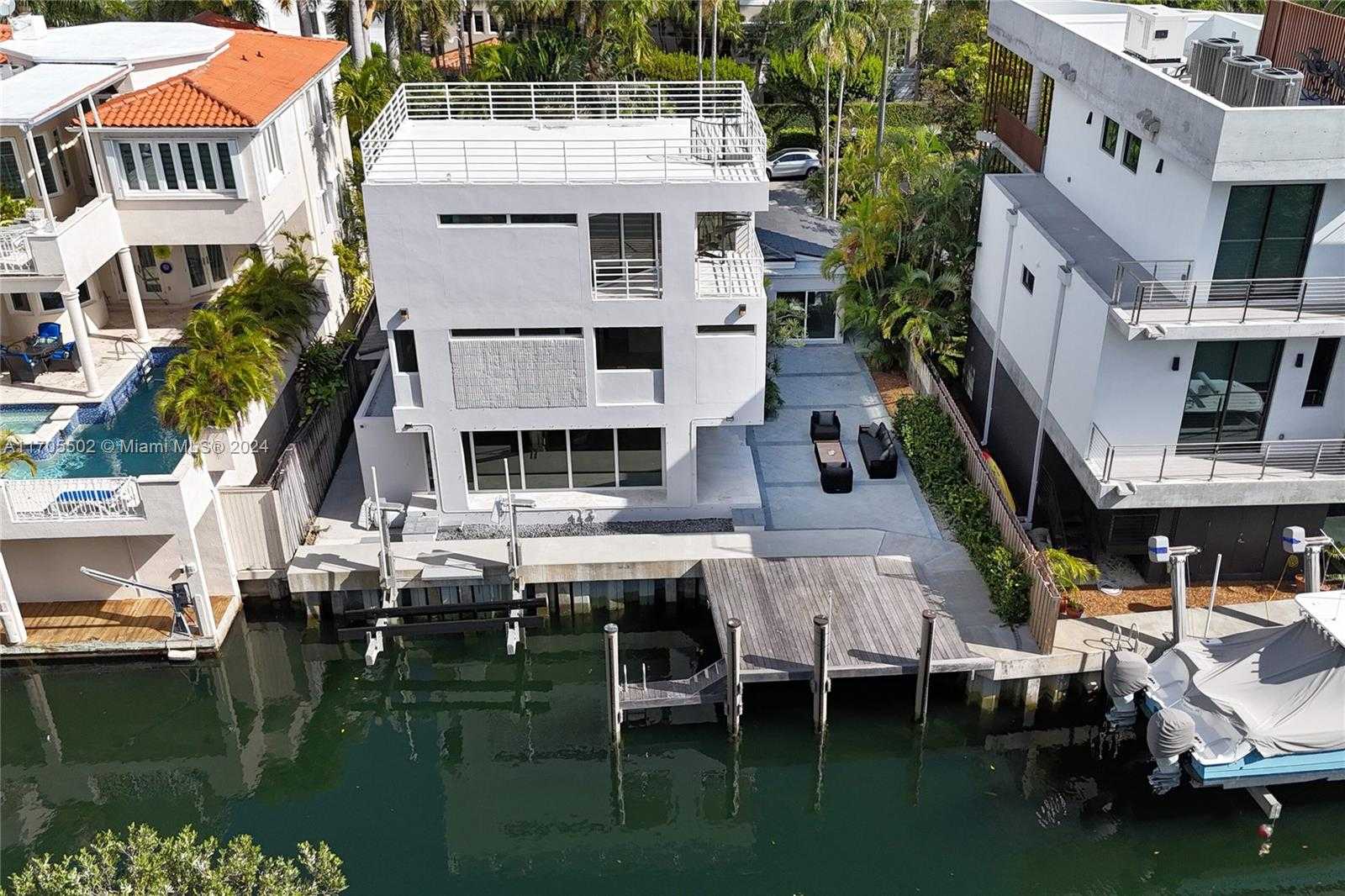 Small Image of 3566 ROCKERMAN RD, Miami Number 36