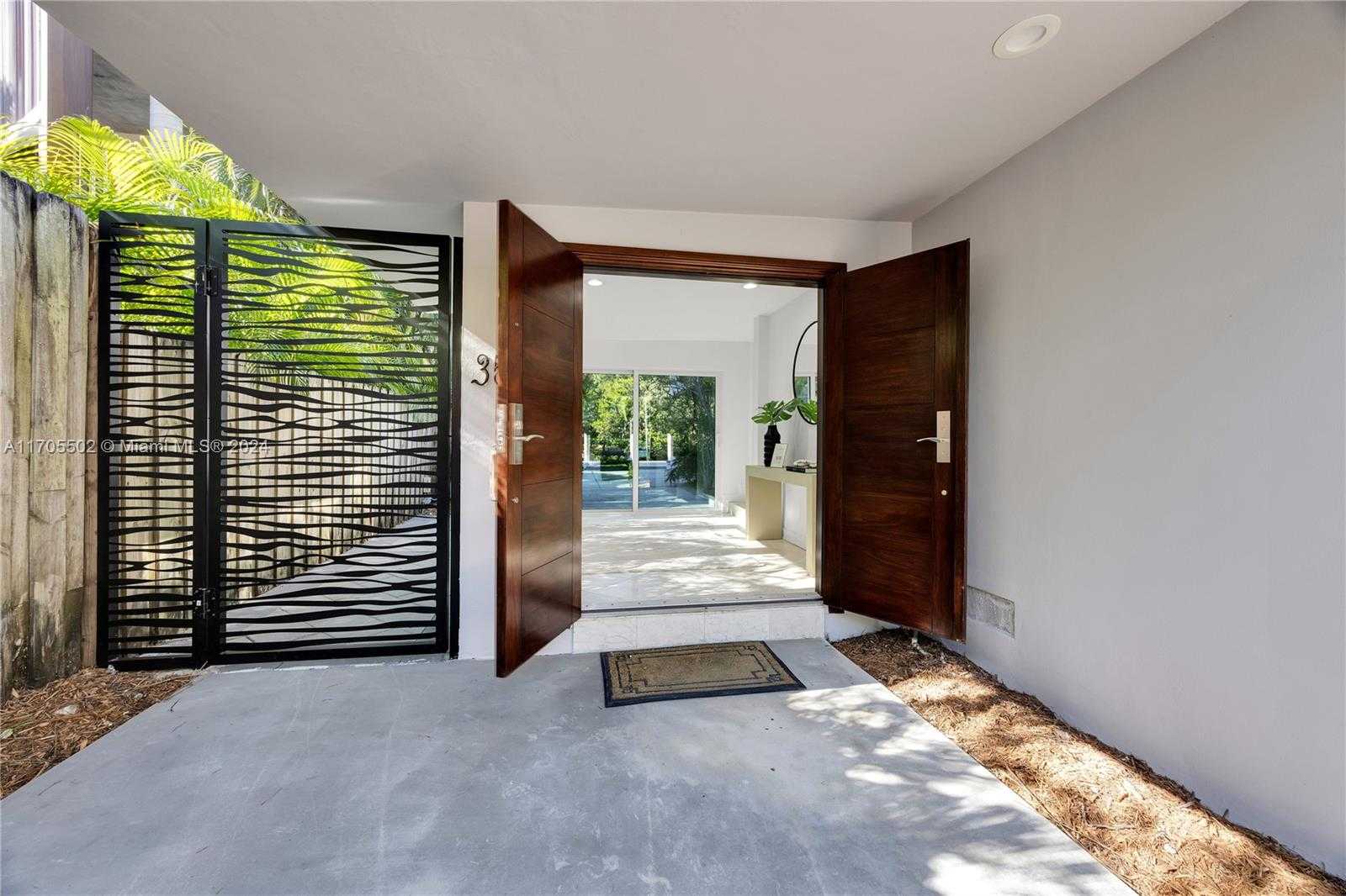 Small Image of 3566 ROCKERMAN RD, Miami Number 5
