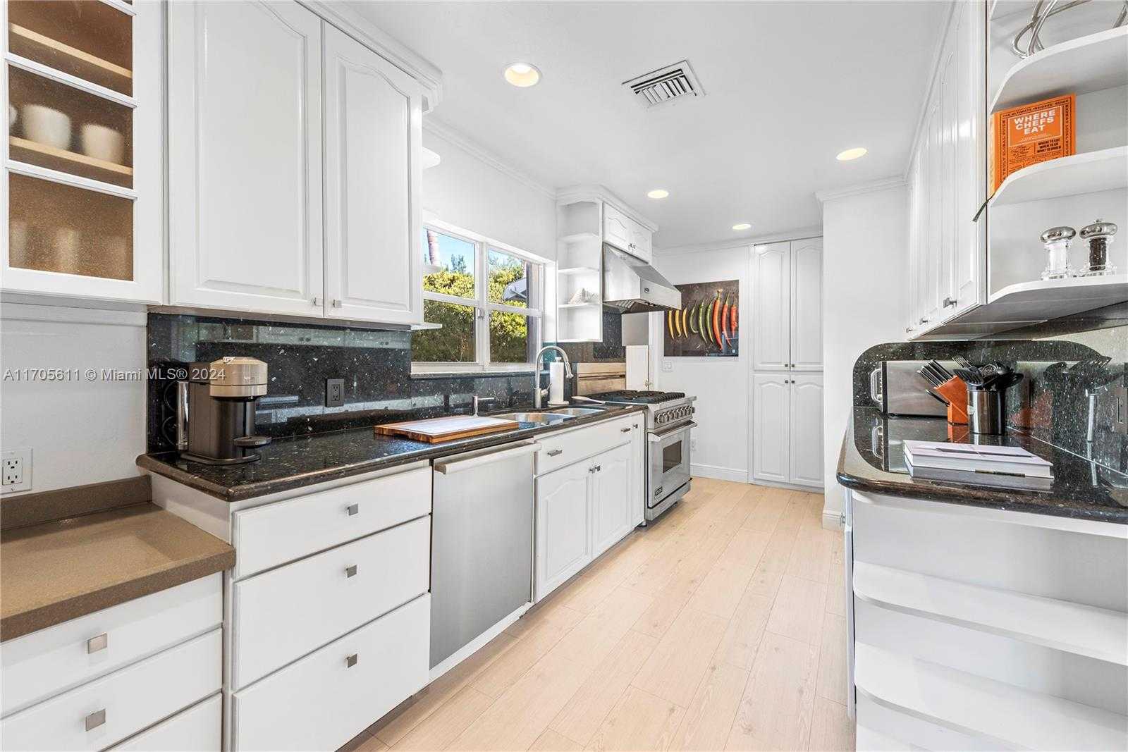 Small Image of 5371 NORTH BAY RD, Miami Beach Number 4