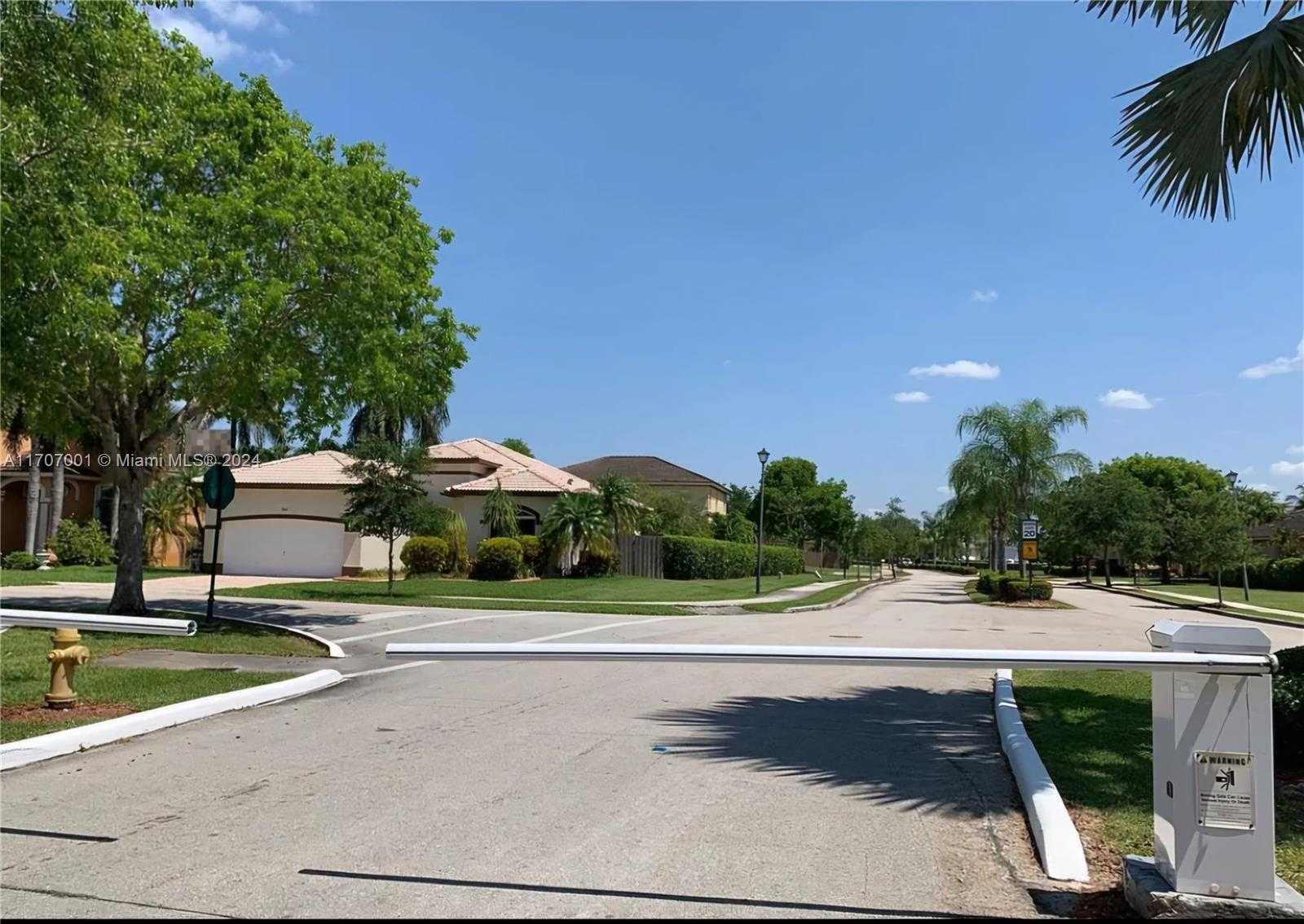 Small Image of 1987 SE 14th Ct, Homestead, FL 33035, USA Number 2