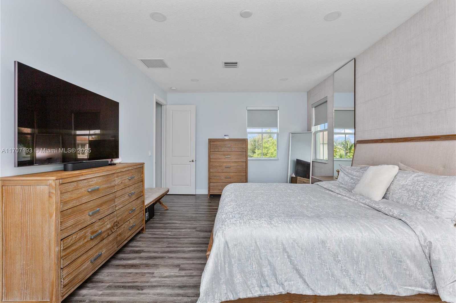 Small Image of 10410 RANCHETTE DR, Cooper City Number 29