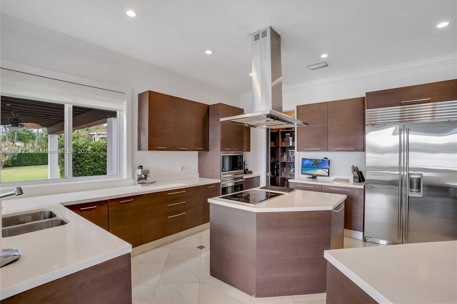 Small Image of 101 HOLIDAY DR, Hallandale Beach Number 10