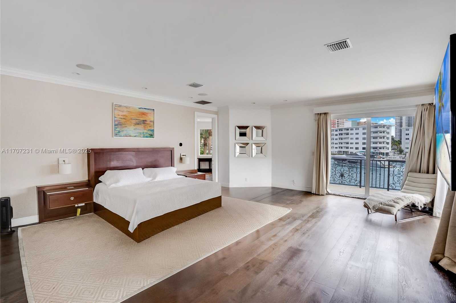 Small Image of 101 HOLIDAY DR, Hallandale Beach Number 13