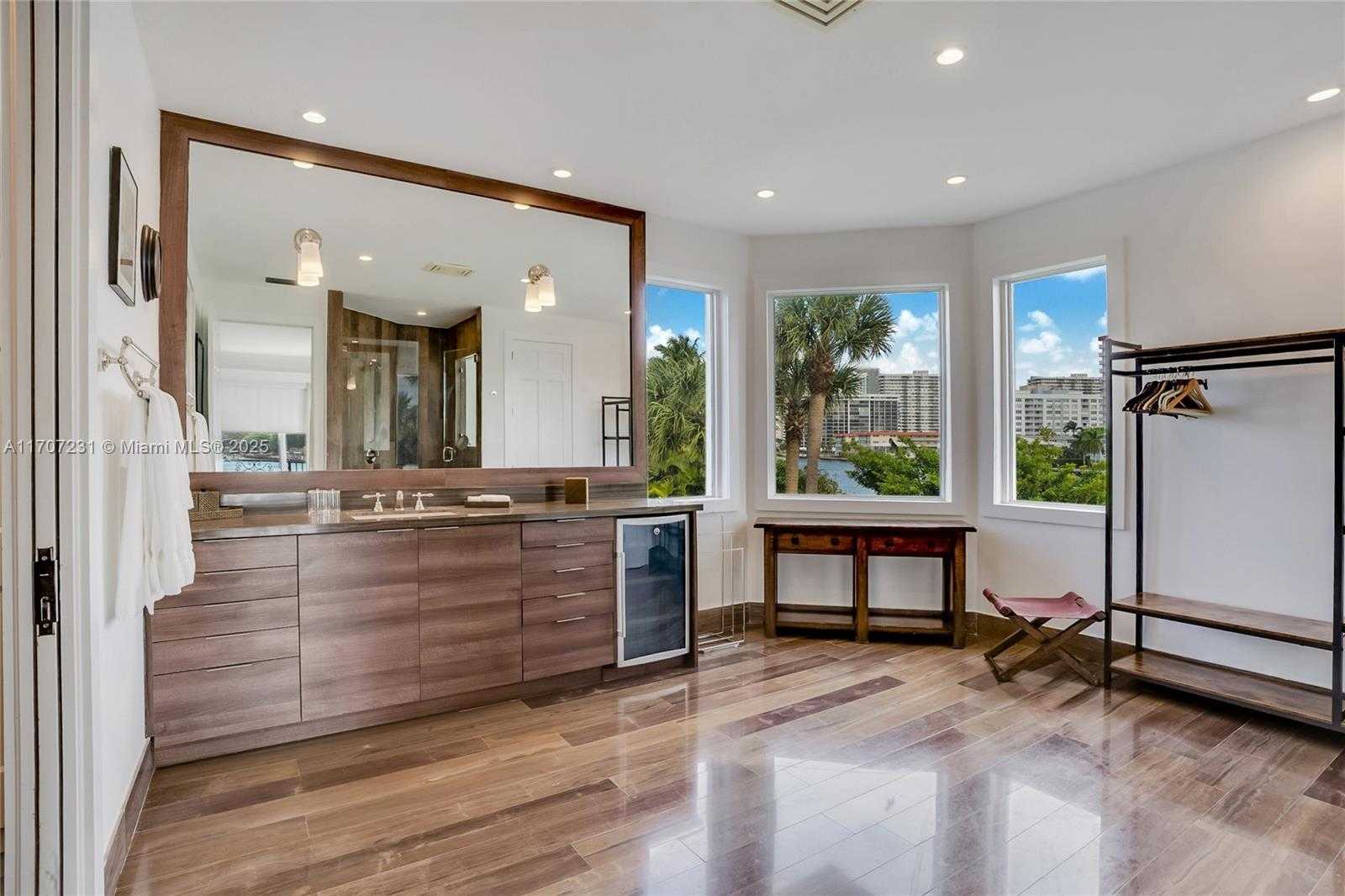 Small Image of 101 HOLIDAY DR, Hallandale Beach Number 17