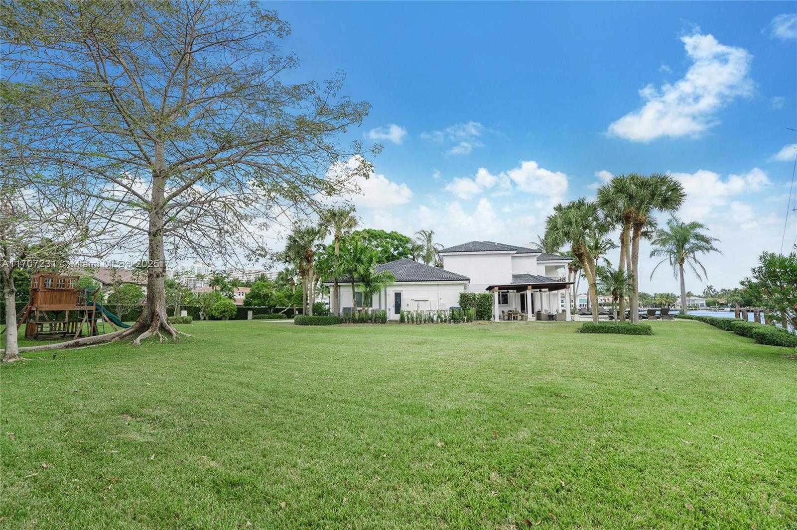 Small Image of 101 HOLIDAY DR, Hallandale Beach Number 31