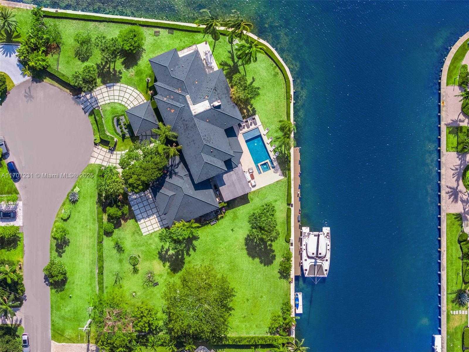 Small Image of 101 HOLIDAY DR, Hallandale Beach Number 41