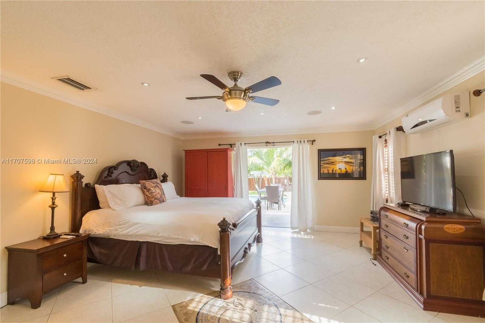 Small Image of 2514, Hollywood Number 5