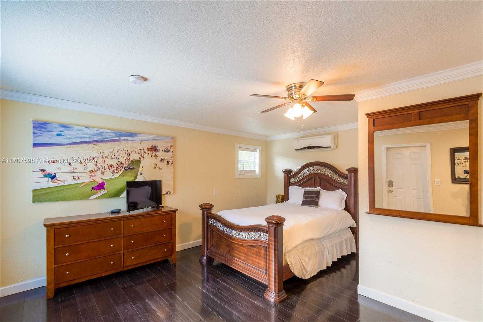 Small Image of 2514, Hollywood Number 8