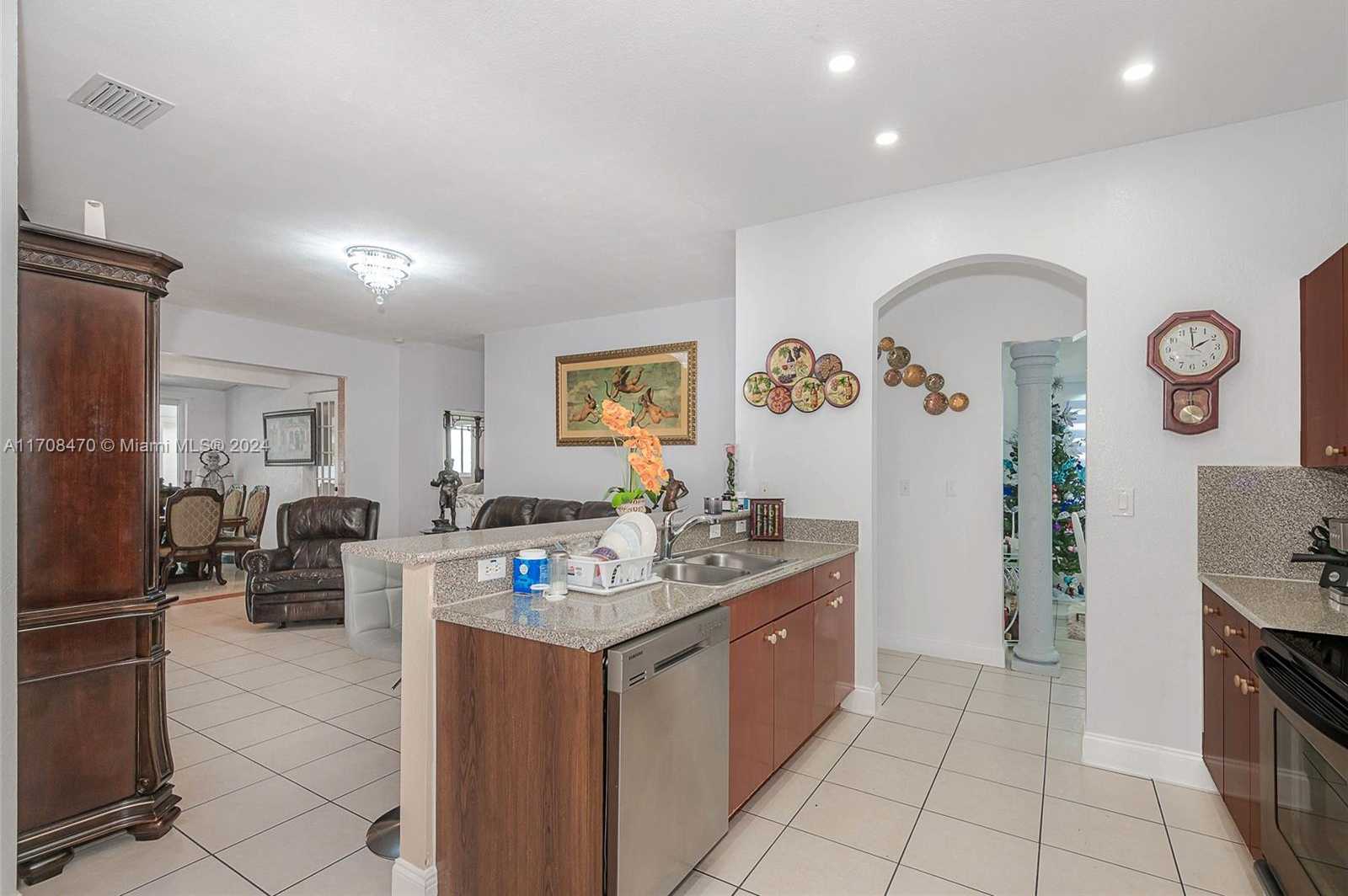 Small Image of 15226 SW 21 Ln, Miami, FL 33185, USA Number 10
