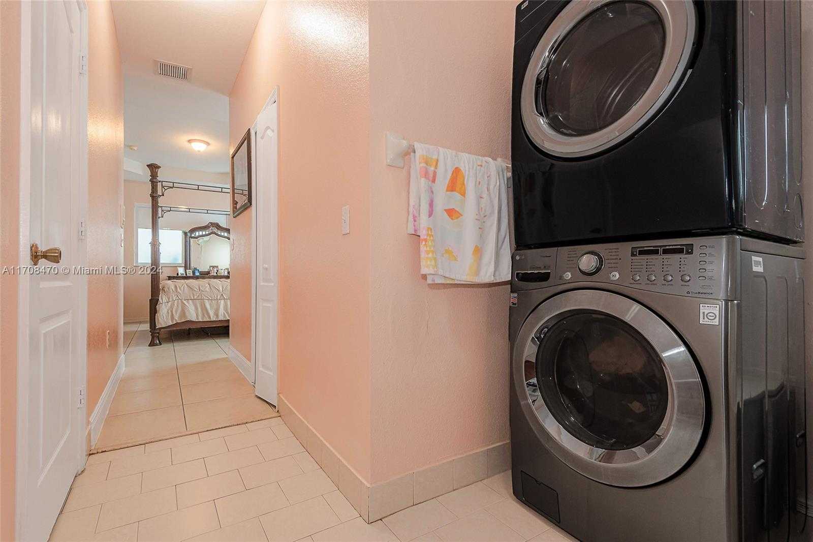 Small Image of 15226 SW 21 Ln, Miami, FL 33185, USA Number 22