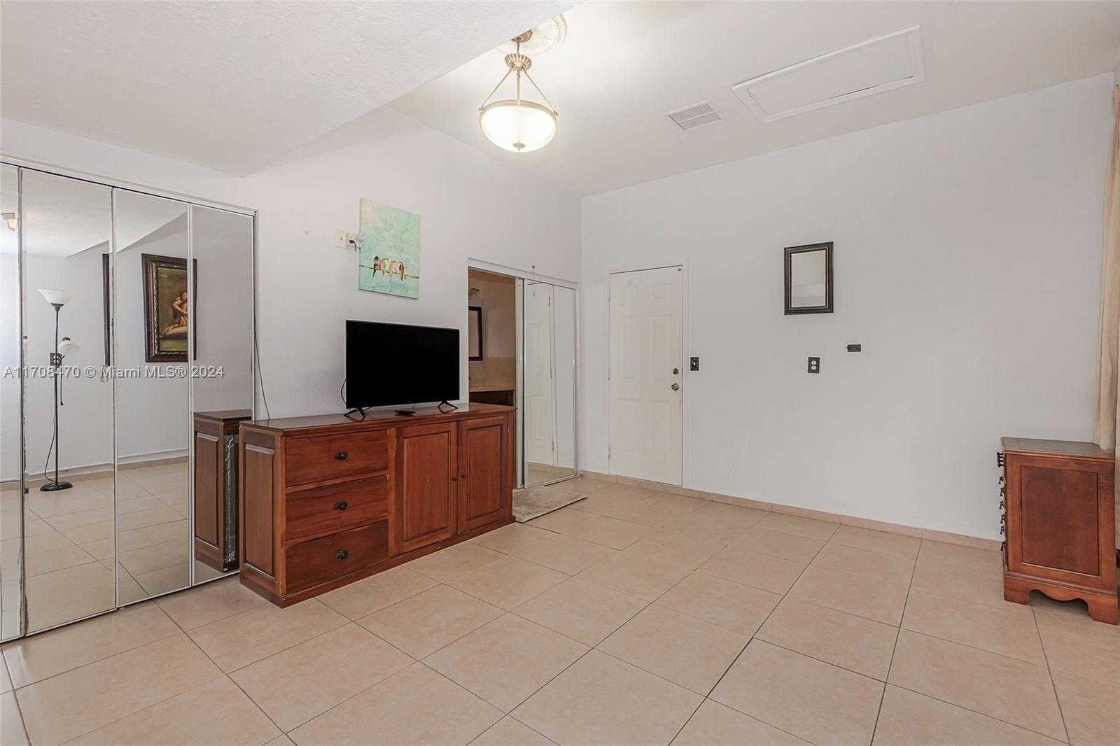 Small Image of 15226 SW 21 Ln, Miami, FL 33185, USA Number 25