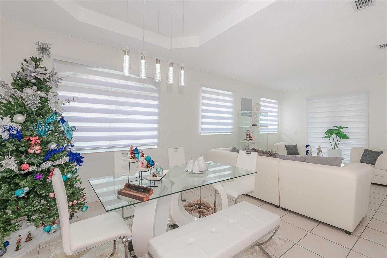 Small Image of 15226 SW 21 Ln, Miami, FL 33185, USA Number 6