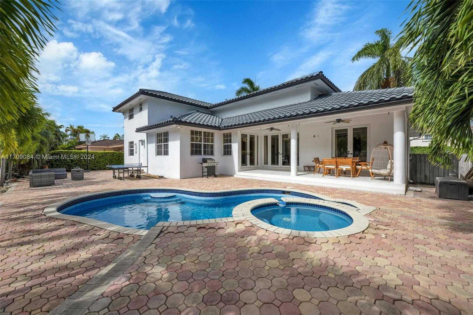 Small Image of 2940 NORTH EAST 164TH ST, North Miami Beach Number 2