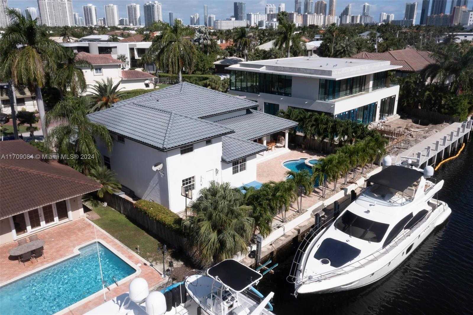 Small Image of 2940 NORTH EAST 164TH ST, North Miami Beach Number 4