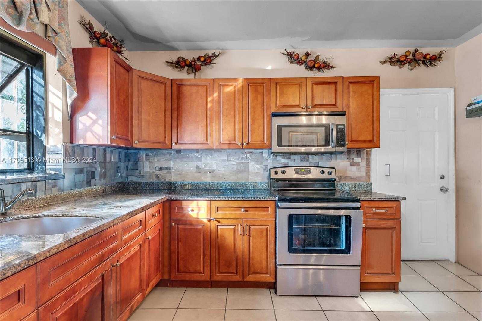 Small Image of 15411 NE 10th Ave, North Miami Beach, FL 33162, USA Number 13