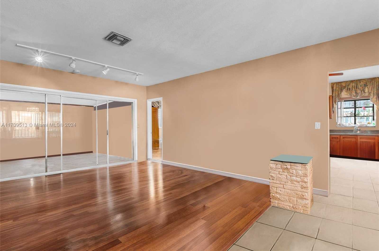 Small Image of 15411 NE 10th Ave, North Miami Beach, FL 33162, USA Number 18