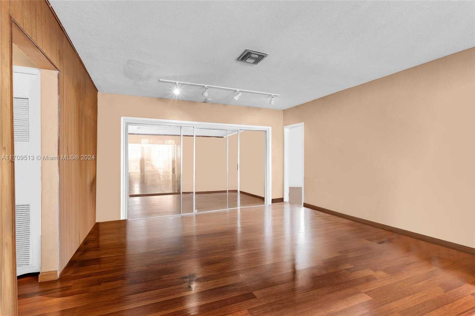 Small Image of 15411 NE 10th Ave, North Miami Beach, FL 33162, USA Number 19